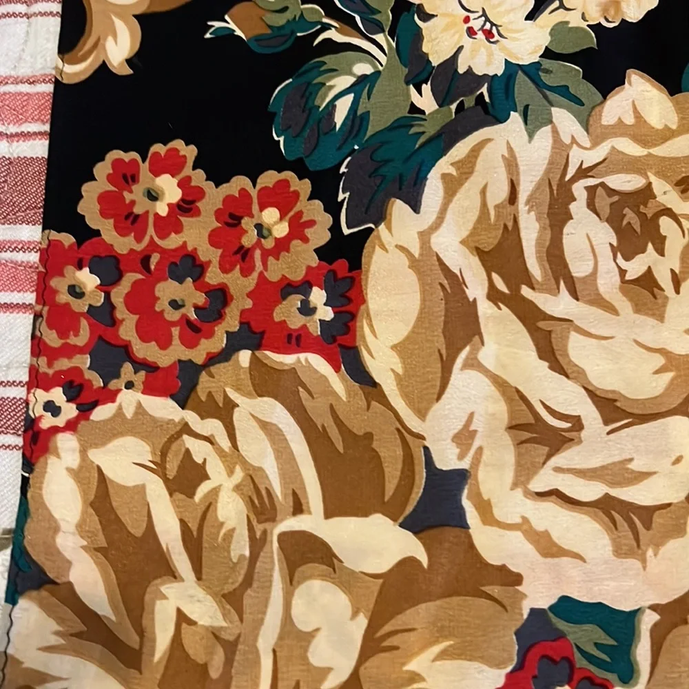 Large silk square roses scarf unmarked 32”